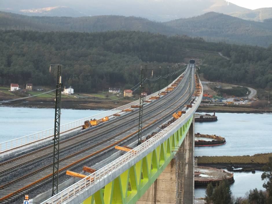Ana Pastor asiste a las pruebas de carga del viaducto del Ulla en el Eje Atlántico de Alta Velocidad