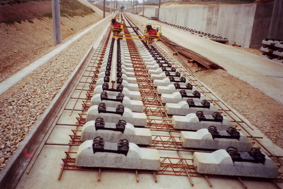 Adif licita el suministro de traviesas para los túneles del AVE gallego