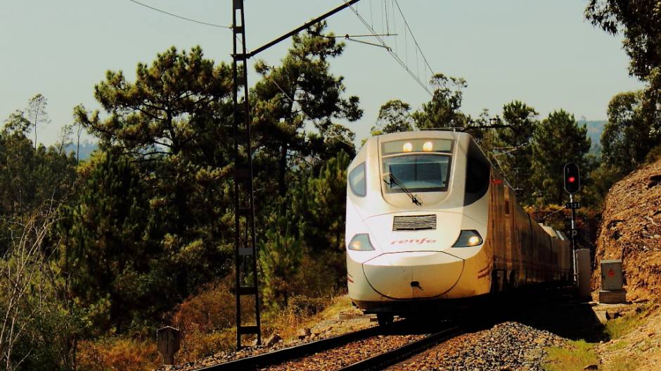 Renfe ofrece billetes a 25 euros entre las ciudades gallegas y Madrid en los trenes Alvia para celebrar el 25 aniversario del AVE