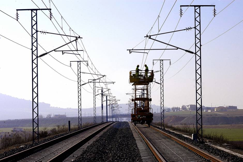 La explicación de los técnicos de Fomento sobre el contrato de la electrificación también aplaza a 2020 el final de las obras