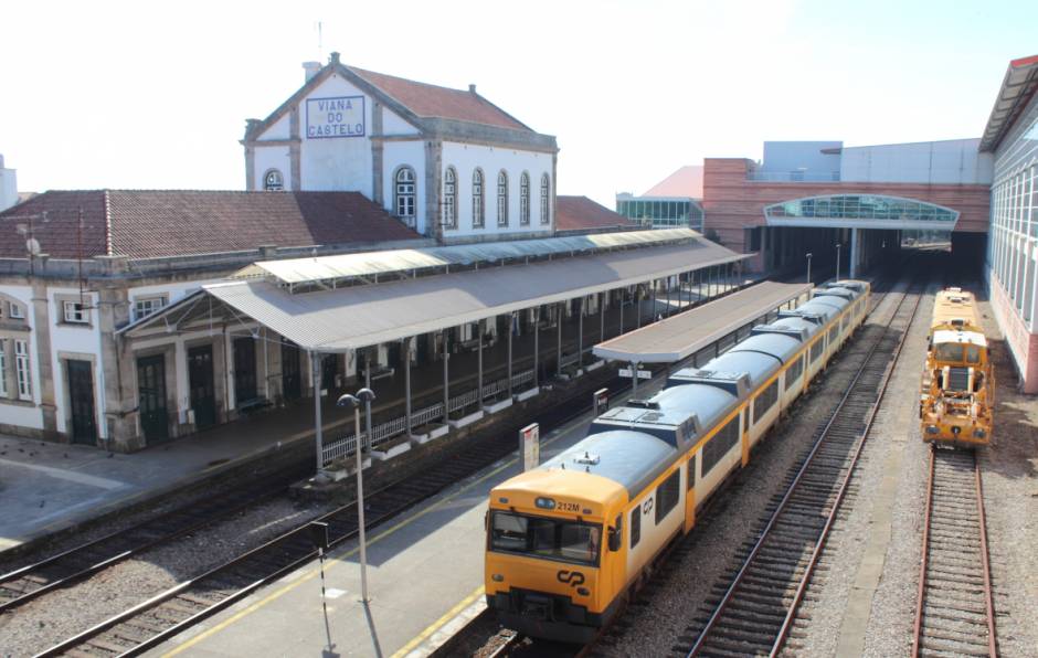Un único tren recupera la conexión con Portugal