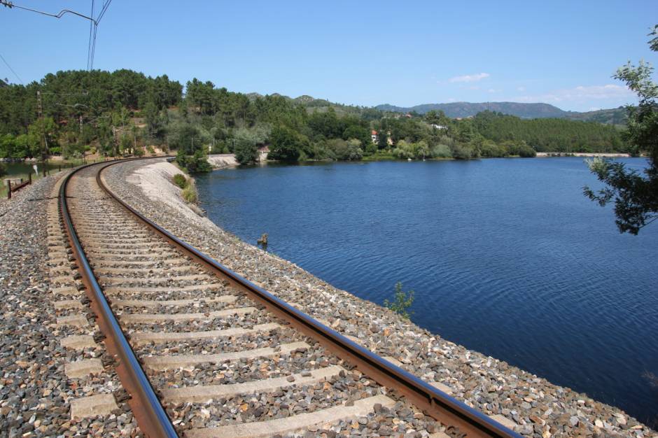 Adjudicado el suministro de balasto y traviesas para mejorar la línea entre Ourense y Lugo