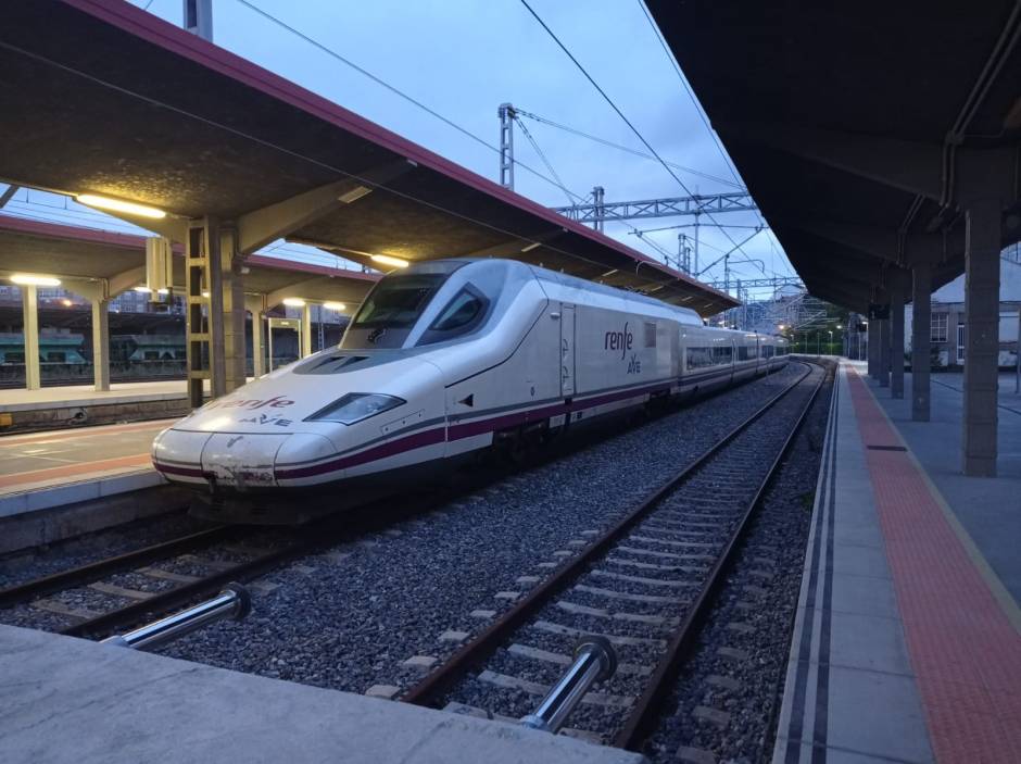 Transportes realiza un primer viaje con autoridades en AVE de Madrid a Ourense