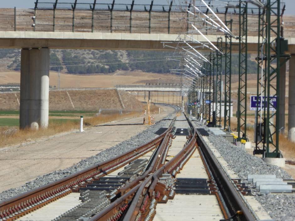 Adif licita los desvíos para las bases de montaje de A Mezquita y Meamán