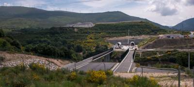 Adif estrena el mes de julio con la licitación de tres contratos para el montaje de la superestructura entre Pedralba y Taboadela