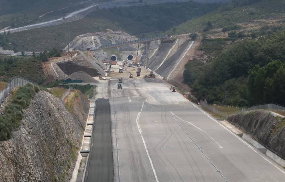 Adif licita en un día todas las asistencias técnicas para la supervisión de las obras desde Pedralba a la estación de Ourense.