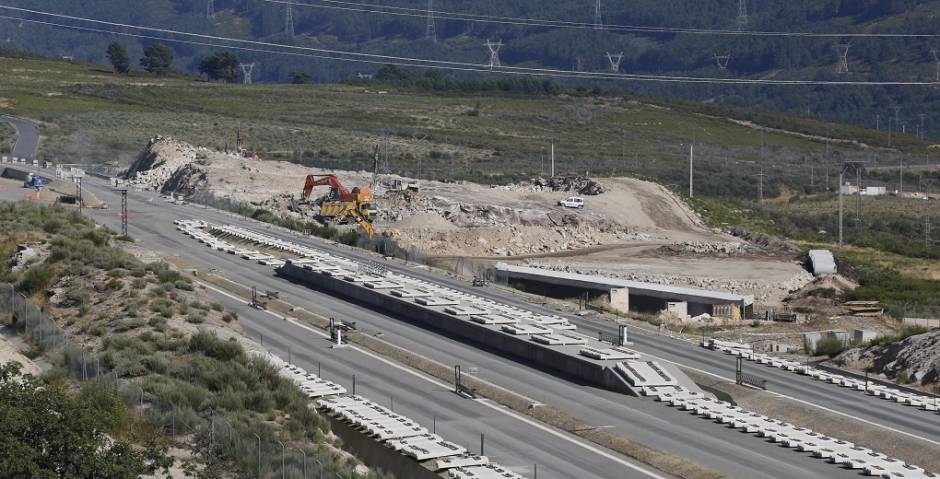 El montaje de la vía retrasará el final de las obras a 2020