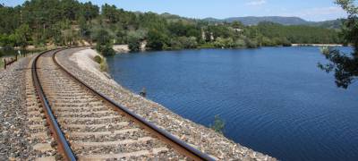 Adjudicado el suministro de balasto y traviesas para mejorar la línea entre Ourense y Lugo