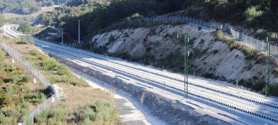 Las traviesas ya están dispuestas para el montaje del carril en algunos puntos de la traza ourensana