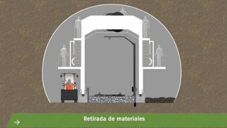 En el tramo Astigarriaga-Irún se están desarrollando obras de implantación del tercer carril que aseguran la continuidad de la futura línea de Alta Velocidad Vitoria/Gasteiz-Donostia/San Sebastián (”Y Vasca”) hasta la frontera francesa a través de la línea convencional Madrid-Hendaya. 
Esta actuación permitirá el uso conjunto de la actual infraestructura por trenes de ancho internacional y de ancho ibérico, facilitando el aumento de la velocidad y la seguridad de las circulaciones de viajeros y mercancías con destino Europa.

Uno de los principales retos para incrementar la velocidad de las circulaciones en el tramo Astigarraga-Irún es ampliar el gálibo de los túneles existentes, adaptándolos a los nuevos criterios y normativa de seguridad de túneles que se están aplicando en la construcción de infraestructuras de alta velocidad. La innovadora solución adoptada es la utilización de maquinaria para la ampliación de la sección de los túneles, sin necesidad de interrumpir o desviar el tráfico de la línea ferroviaria existente.

En esta animación se resumen las diferentes fases que hay que realizar en estos trabajos.

Esta actuación va a ser cofinanciada por el Mecanismo “Conectar Europa” (CEF), de la Unión Europea

Fecha de producción: Agosto de 2017
Código: G2017-02
·Adif·201708·