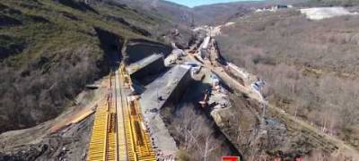 La vía del AVE cruza al salir del túnel de Requejo bajo la  línea convencional de Zamora
