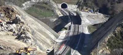 La vía ya se acerca a la estación de A Gudiña