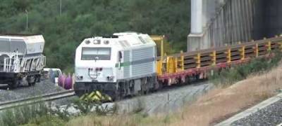 La catenaria ya está tendida en más de 50 kilómetros de la vía derecha en el tramo Pedralba-Taboadela