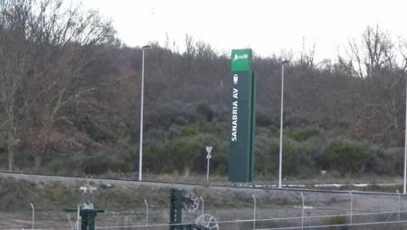 La estación de Otero de Sanabria, o Sanabria Alta Velocidad, sigue cerrada al público porque no se ha iniciado la rotonda de conexión de su vial de acceso con la carretera N525, una obra que fue adjudicada en agosto y tenía un plazo de ejecución de mes y medio, pero que todavía no se ha iniciado pese al compromiso del Adif de finalizarla antes de terminar 2020