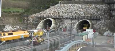 Las obras de la estación Porta de Galicia, en A Gudiña, que avanzan con extraordinaria lentitud, se acercan ya al final. El retraso en la entrada en servicio de la línea permitirá que esté a tiempo para su uso por los viajeros del extremo oriental de la provincia de Ourense.