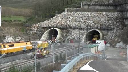 Las obras de la estación Porta de Galicia, en A Gudiña, que avanzan con extraordinaria lentitud, se acercan ya al final. El retraso en la entrada en servicio de la línea permitirá que esté a tiempo para su uso por los viajeros del extremo oriental de la provincia de Ourense.