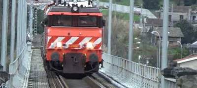 Una locomotora eléctrica portuguesa llega al Miño