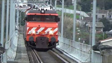 Una locomotora eléctrica portuguesa llega al Miño