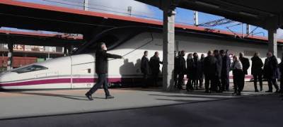 El AVE Madrid-Ourense hace su primer viaje con autoridades
